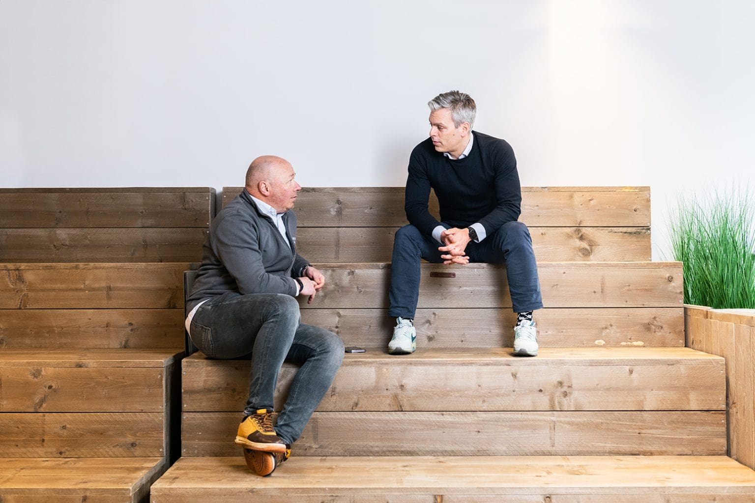 Ed van Viegen & Ard Huininga op een trap